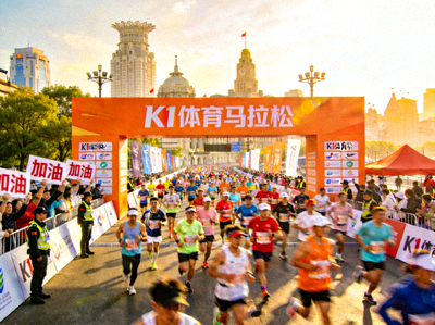 K1体育策划的大型城市马拉松赛事活动现场，人群涌动